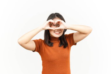 Beyaz arka planda izole edilmiş Güzel Asyalı Kadın 'ın Aşk İşareti