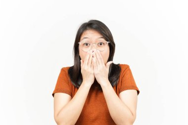 Beyaz arka planda izole edilmiş güzel Asyalı bir kadının şok olmuş yüzüyle ağzını kapamak.