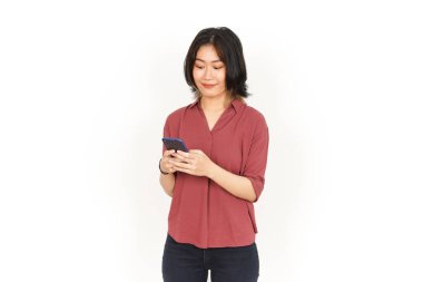 Beyaz arka planda izole edilmiş güzel Asyalı kadının akıllı telefonunu tutmak ve kullanmak