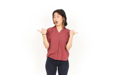 Beyaz Arkaplanda Güzel Asyalı Kadın Başparmaklarıyla İki Ürün Göstermek ve Göstermek