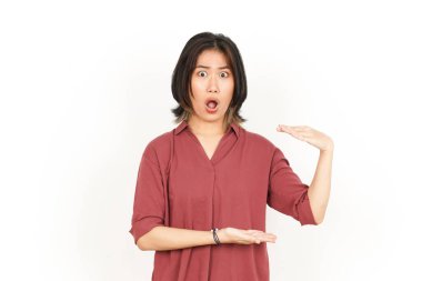 Beyaz arka planda tecrit edilmiş güzel bir Asyalı kadının Büyük İşaret Ürününü Ölçüyor ve Gösteriyor