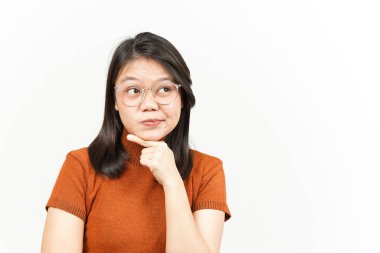 Beyaz arka planda tecrit edilmiş Güzel Asyalı Kadının Düşünen ve Meraklı Yüzü