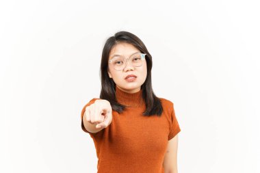 Beyaz arka planda tecrit edilmiş Asyalı Güzel Kadın 'ın Kızgın ve Gösterişli Kamerası