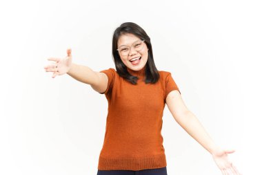 Beyaz arka planda tecrit edilmiş güzel Asyalı kadına sarılmak