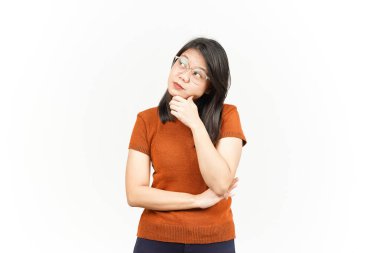 Beyaz arka planda tecrit edilmiş Güzel Asyalı Kadının Düşünen ve Meraklı Yüzü