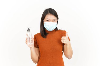 Beyaz üzerine izole edilmiş güzel bir Asyalı kadının tıbbi maskesi ve el dezenfektanı.