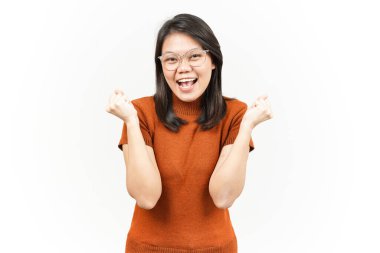 Evet, beyaz arka planda tecrit edilmiş güzel bir Asyalı kadının heyecanlı hareketi.