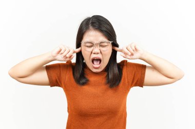 Beyaz arka planda tecrit edilmiş güzel Asyalı kadının rahatsız edici sesini duyar