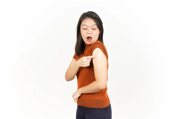 Krijgen Een Corona Virus Vaccin Van Mooie Aziatische Vrouw Geïsoleerd — Stockfoto