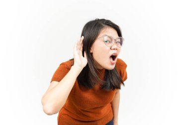 Beyaz arka planda tecrit edilmiş güzel Asyalı kadının jestini duyamadım.