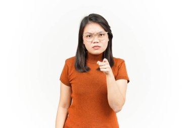 Beyaz arka planda tecrit edilmiş Asyalı Güzel Kadın 'ın Kızgın ve Gösterişli Kamerası