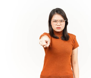 Beyaz arka planda tecrit edilmiş Asyalı Güzel Kadın 'ın Kızgın ve Gösterişli Kamerası