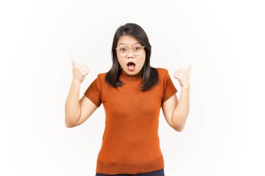 Beyaz Arkaplanda Güzel Asyalı Kadın Başparmaklarıyla İki Ürün Göstermek ve Göstermek