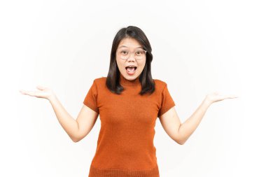 Açık Avuç 'ta Beyaz Yüzlü Güzel Asyalı Kadının İki Ürününü Sunar ve Gösterir