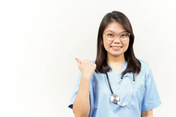 Zeigen Und Zeigen Produkt Mit Daumen Von Asiatischen Jungen Arzt — Stockfoto