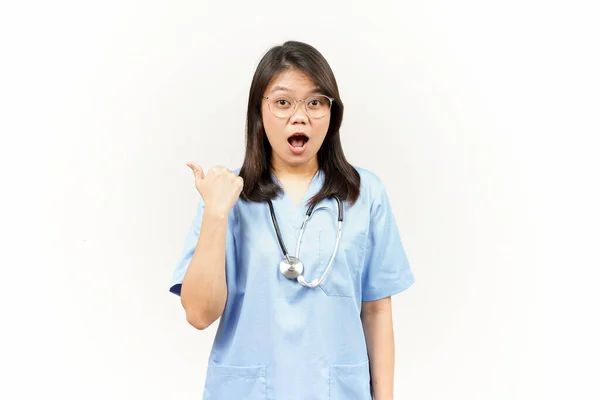Pokazuje Wskazuje Produkt Kciukiem Azjatyckiego Młodego Lekarza Izolowane Białym Tle — Zdjęcie stockowe