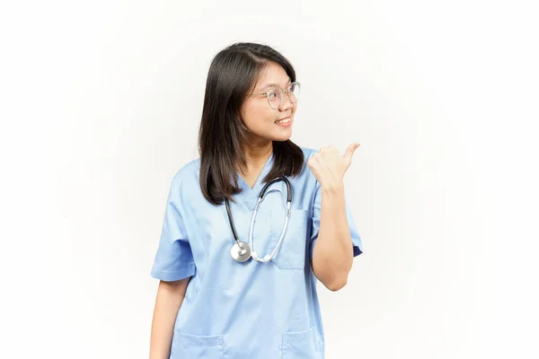 Mostrando Indicando Prodotto Con Pollice Asiatico Giovane Medico Isolato Sfondo — Foto Stock