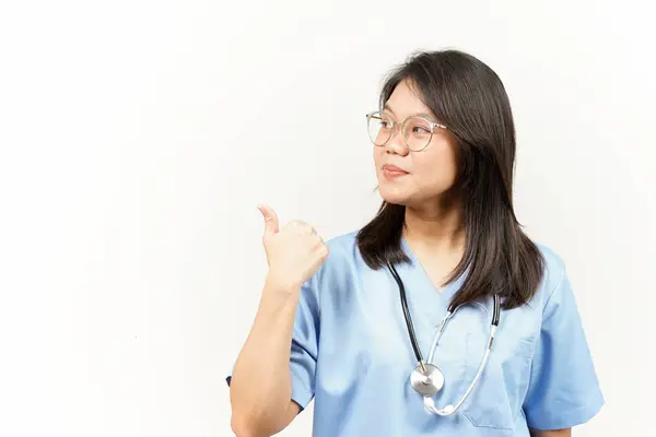 Mostrando Apontando Produto Com Polegar Jovem Médico Asiático Isolado Fundo — Fotografia de Stock