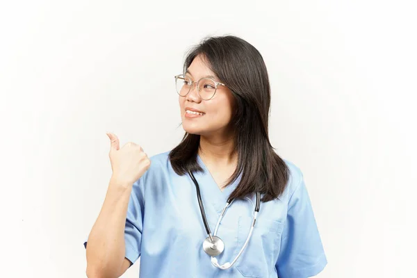 Zobrazení Ukazující Produkt Palcem Asijské Mladé Lékař Izolované Bílém Pozadí — Stock fotografie