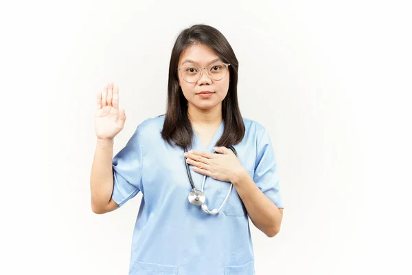 Přísaha Nebo Slib Gesto Asijské Mladý Lékař Izolovaný Bílém Pozadí — Stock fotografie