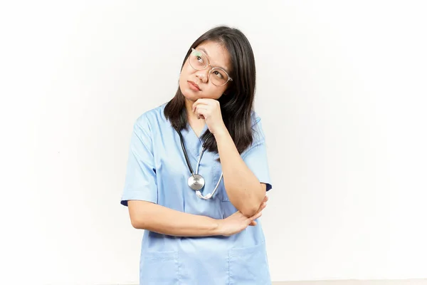 Réflexion Curieux Asiatique Jeune Médecin Isolé Sur Fond Blanc — Photo