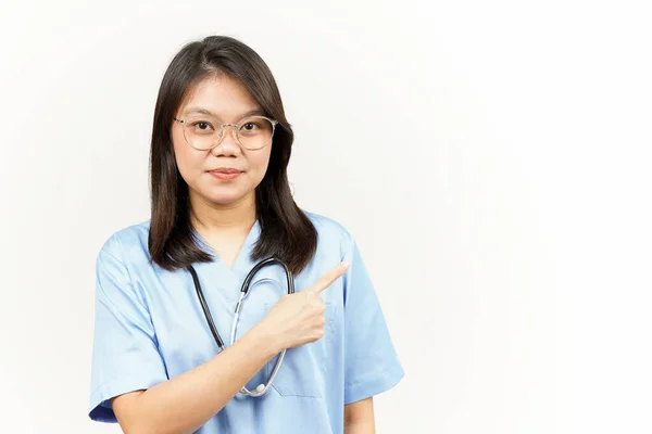 Mostrando Produto Apontando Lado Jovem Médico Asiático Isolado Fundo Branco — Fotografia de Stock