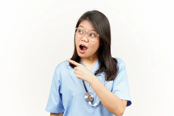 Mostrando Producto Apuntando Lado Del Joven Médico Asiático Aislado Sobre — Foto de Stock