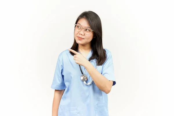 Mostrando Produto Apontando Lado Jovem Médico Asiático Isolado Fundo Branco — Fotografia de Stock