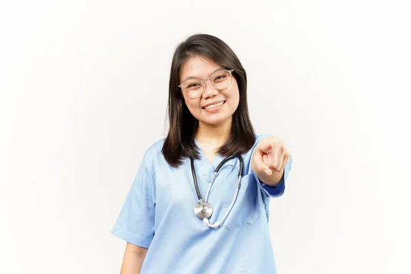 Sorridente Puntando Voi Desidera Gesti Asiatico Giovane Medico Isolato Sfondo — Foto Stock