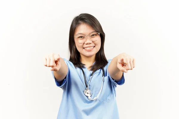 당신을 미소짓고 뱉으면서 백지에서 고립된 아시아의한 의사의 몸짓을 원하라 — 스톡 사진
