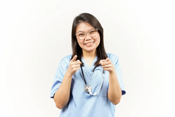 Sorridente Puntando Voi Desidera Gesti Asiatico Giovane Medico Isolato Sfondo — Foto Stock