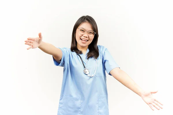 Nabízí Objetí Asijské Mladý Lékař Izolovaný Bílém Pozadí — Stock fotografie