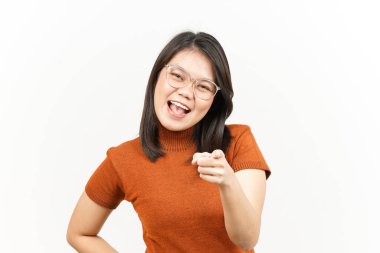 Gülümseyen ve sana işaret eden, beyaz arka planda tecrit edilmiş güzel bir Asyalı kadının jestini yapmanı isteyen.