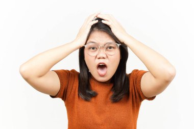 Beyaz arka planda tecrit edilmiş güzel bir Asyalı kadının baş ağrısı.