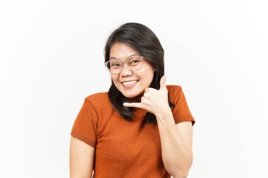 Beyaz arka planda izole edilmiş güzel bir Asyalı kadının telefon hareketlerini yapıyor.