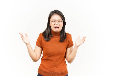 Beyaz arka planda tecrit edilmiş güzel Asyalı Kadın 'ın Ağlayan ve Üzgün Yüz İfadesi