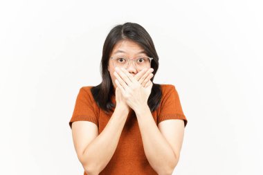 Beyaz arka planda izole edilmiş güzel Asyalı bir kadının şok olmuş yüzüyle ağzını kapamak.