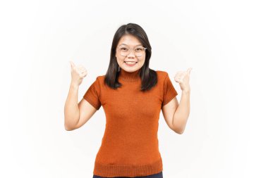 Beyaz Arkaplanda Güzel Asyalı Kadın Başparmaklarıyla İki Ürün Göstermek ve Göstermek