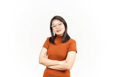 Kollarını katla ve beyaz arka planda izole edilmiş güzel Asyalı kadının kamerasına bak.