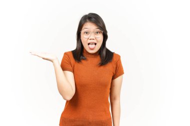 Beyaz arka planda tecrit edilmiş güzel Asyalı Kadın Açık Avuç 'ta Ürünleri Gösterme ve Sunma