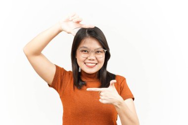 Beyaz arka planda tecrit edilmiş Asyalı Güzel Kadın Elleriyle Çerçeve Yap