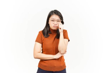 Beyaz arka planda tecrit edilmiş güzel Asyalı Kadın 'ın Ağlayan ve Üzgün Yüz İfadesi