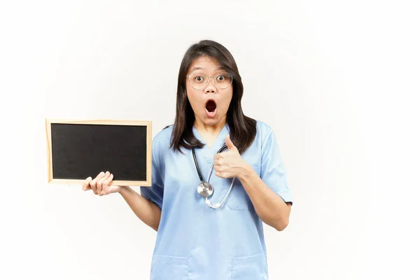 Mostrando Apresentando Segurando Quadro Negro Branco Jovem Médico Asiático Isolado — Fotografia de Stock