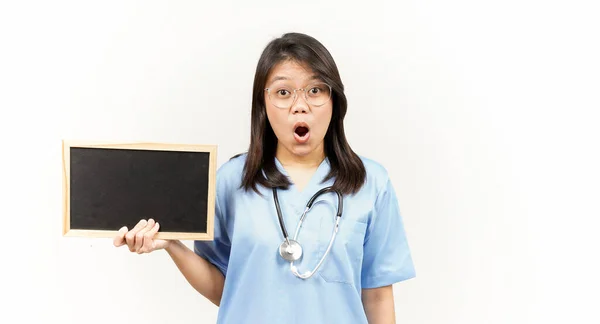 Mostrando Apresentando Segurando Quadro Negro Branco Jovem Médico Asiático Isolado — Fotografia de Stock