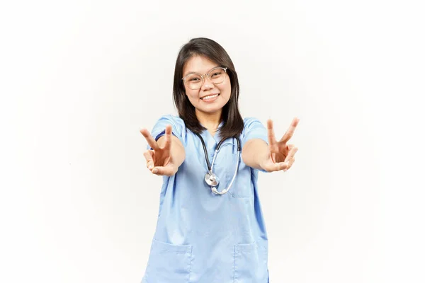 Ukazování Míru Znamení Asijské Mladý Lékař Izolovaný Bílém Pozadí — Stock fotografie