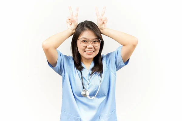 Εμφάνιση Σημάδι Ειρήνης Της Ασίας Νεαρός Γιατρός Απομονώνονται Λευκό Φόντο — Φωτογραφία Αρχείου