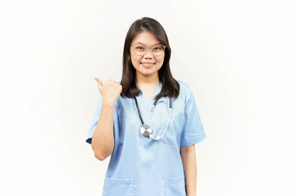 Mostrando Señalando Producto Con Pulgar Joven Médico Asiático Aislado Sobre — Foto de Stock