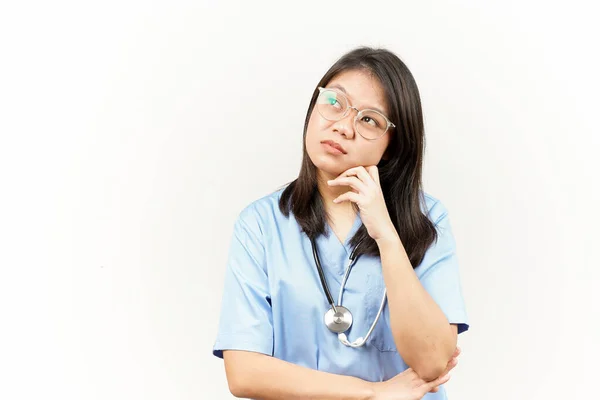Myšlení Zvědavý Asijské Mladý Lékař Izolovaný Bílém Pozadí — Stock fotografie
