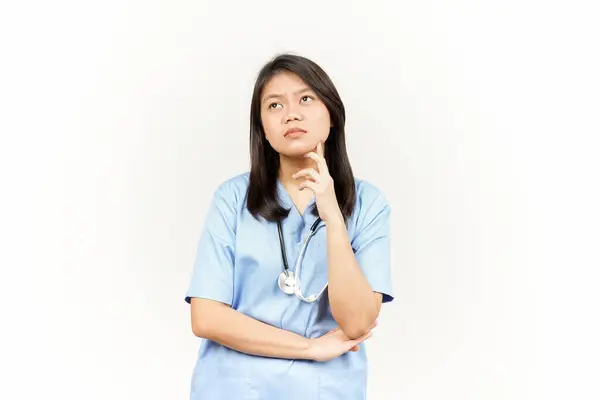 Beyaz Arka Planda Izole Edilmiş Asyalı Genç Doktoru Düşünmek Merak — Stok fotoğraf