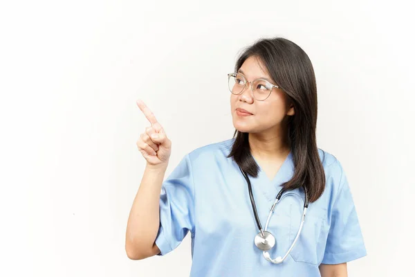 Mostrando Produto Apontando Lado Jovem Médico Asiático Isolado Fundo Branco — Fotografia de Stock